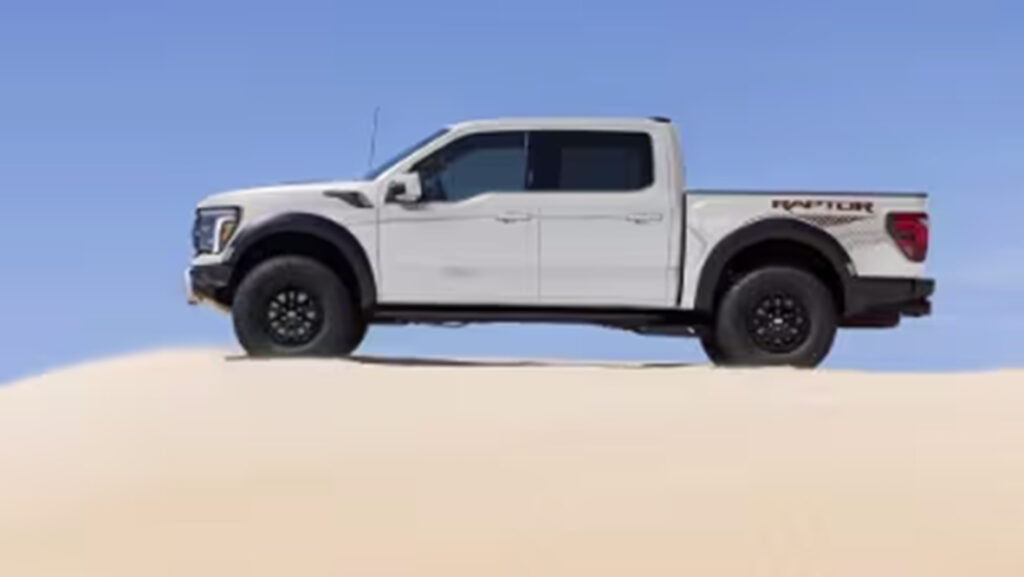 F150 Raptor posada en una colina con arena